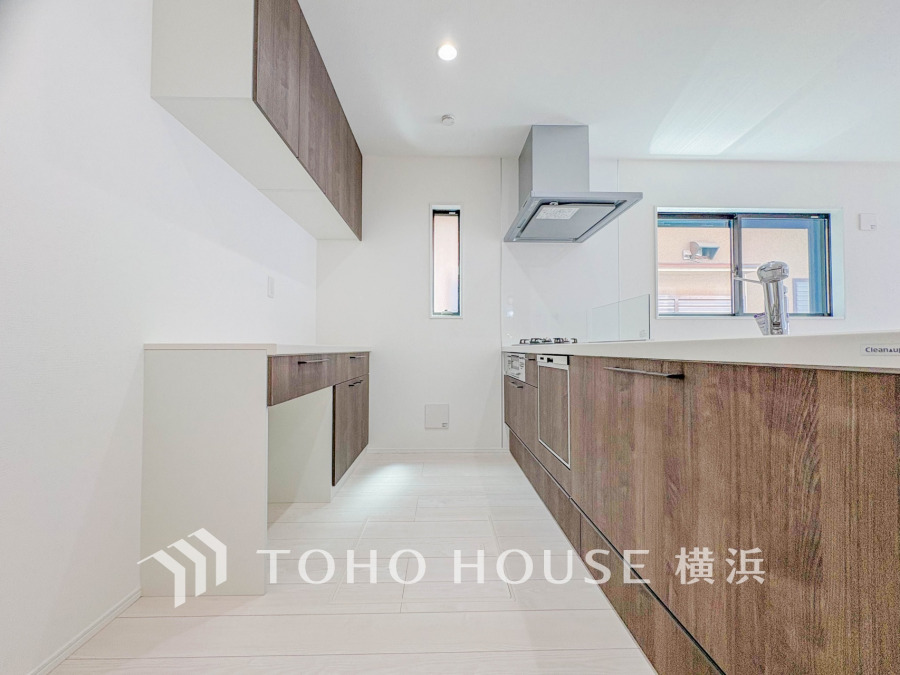 キッチン背面に収納棚を設置しました。統一感のある空間は美しく、機能性も良好です。
