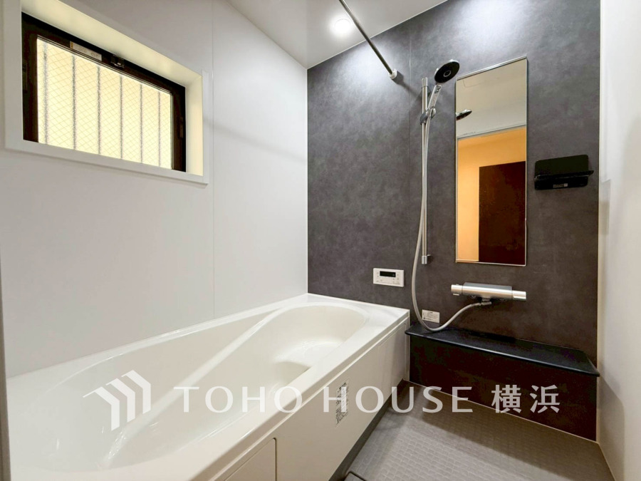 上質が感じられる質感とカラーリングで、清潔な空間美を実現。一日の疲れが癒される優雅なバスタイムを堪能できるゆとりあるバスルームです。