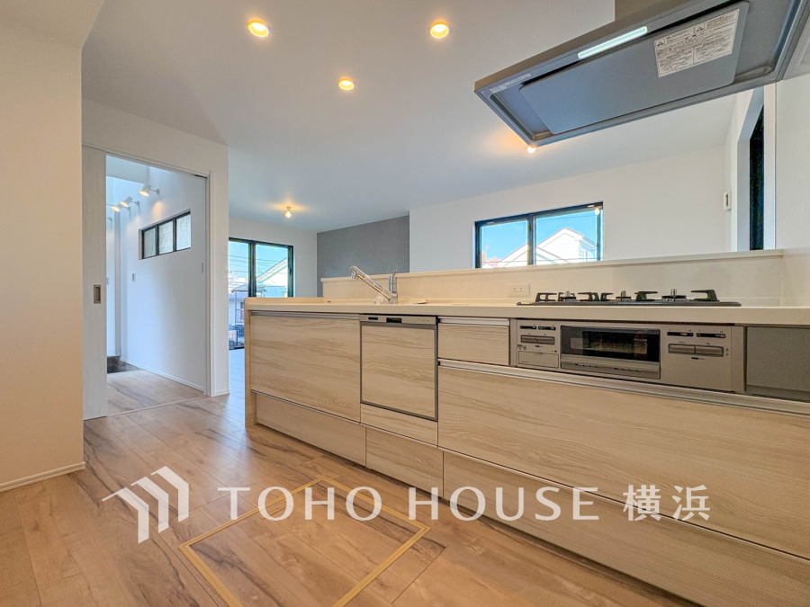 自然光が差し込む開放的な対面キッチン。収納豊富で使い勝手の良い設備が整った快適な空間です。