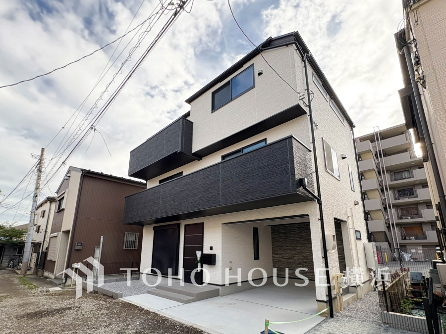 閑静な住環境に佇む家。お住まいの顔となる街並みは、陽射しを受けて輝く時間、街灯に照らし出される夕暮れ時。様々なシーンで違った魅力的な表情を見せてくれます。