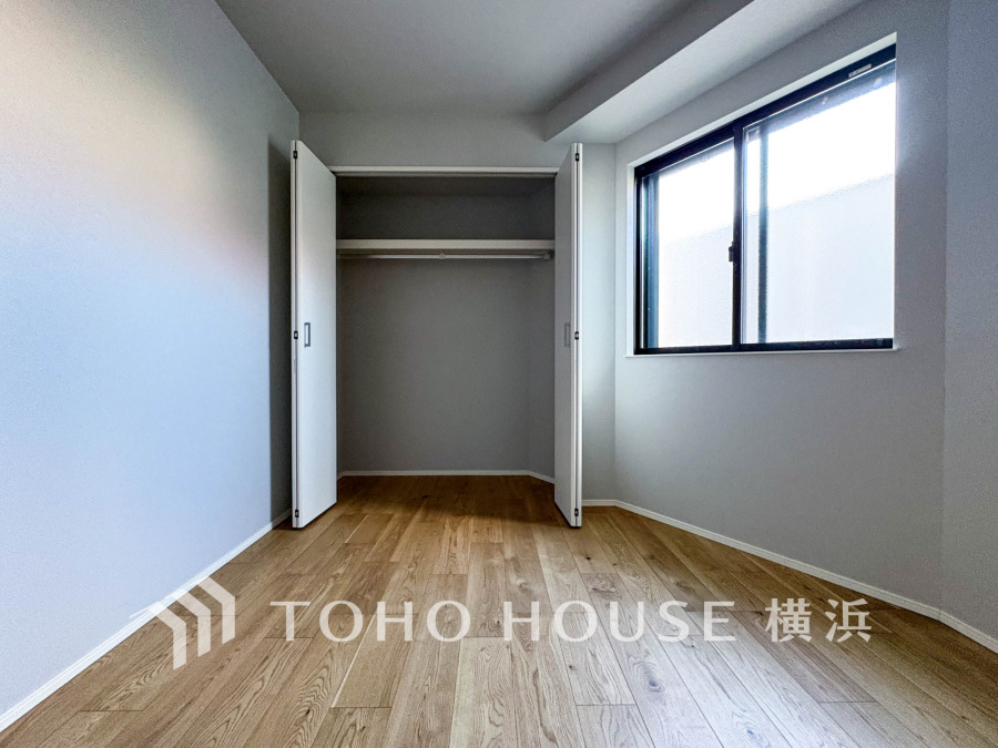 穏やかな風と陽光を導き、プライバシーに配慮された設計プランを採用し、居住性を一段と心地よいものにしています。