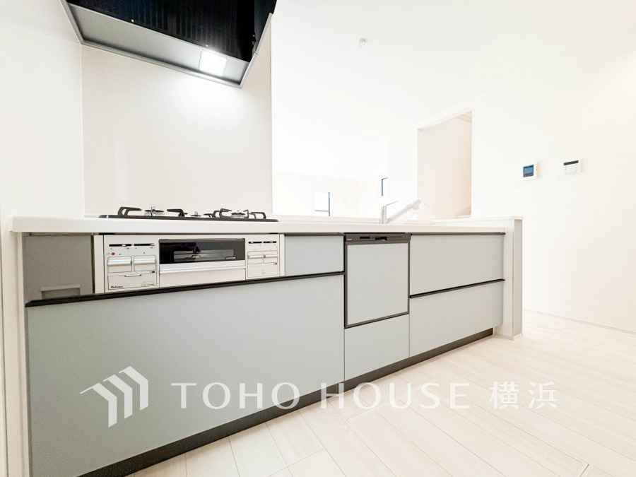 家事動線やリビングとのつながりに配慮し、食事の準備や片付けなどの家事を楽しくするキッチンスペースに仕上げました。毎日使う場所だから気持よく使えて、居心地の良い空間に。