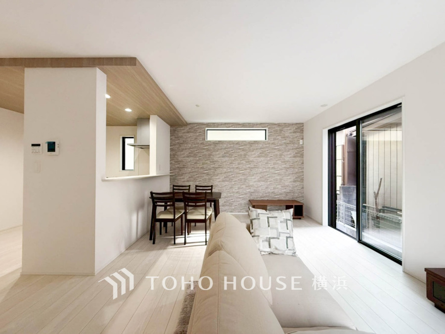 ここにはみんなが集い、食事と楽しい会話が始まる。話に夢中になりすぎて、ついつい時を忘れてしまう。そんな束の間の幸せを感じさせてくれる場所。