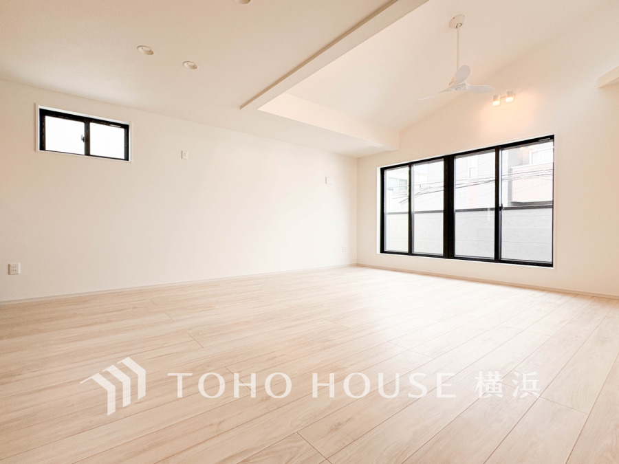 和やかで洗練された空間の演出。寛ぎとコミュニケーションを育む居心地のよい場所。やわらかな陽射しが降り注ぎ、室内に開放感と爽快感をもたらします。