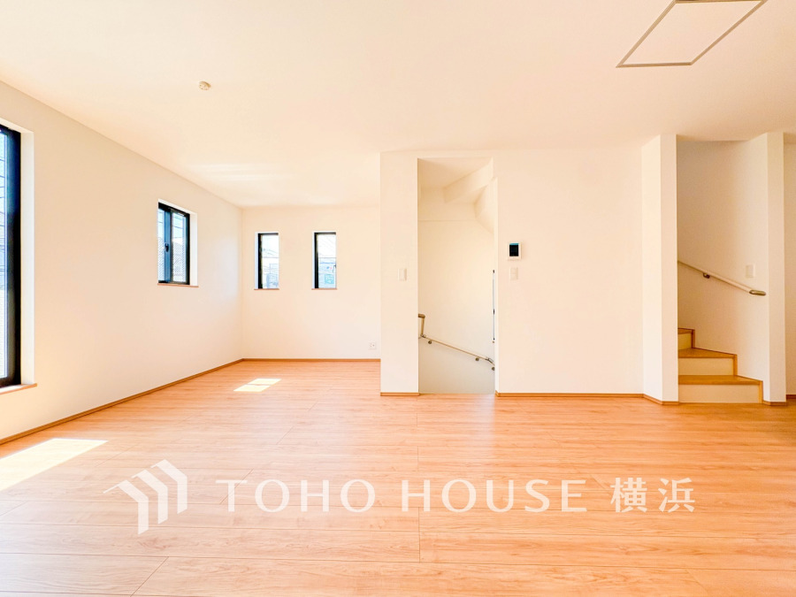 豊かな光が照らすこの場所は、たわいもない会話を楽しみ、ゆったりとした時間を過ごす場所。家族の日常が刻まれる大切な空間です。