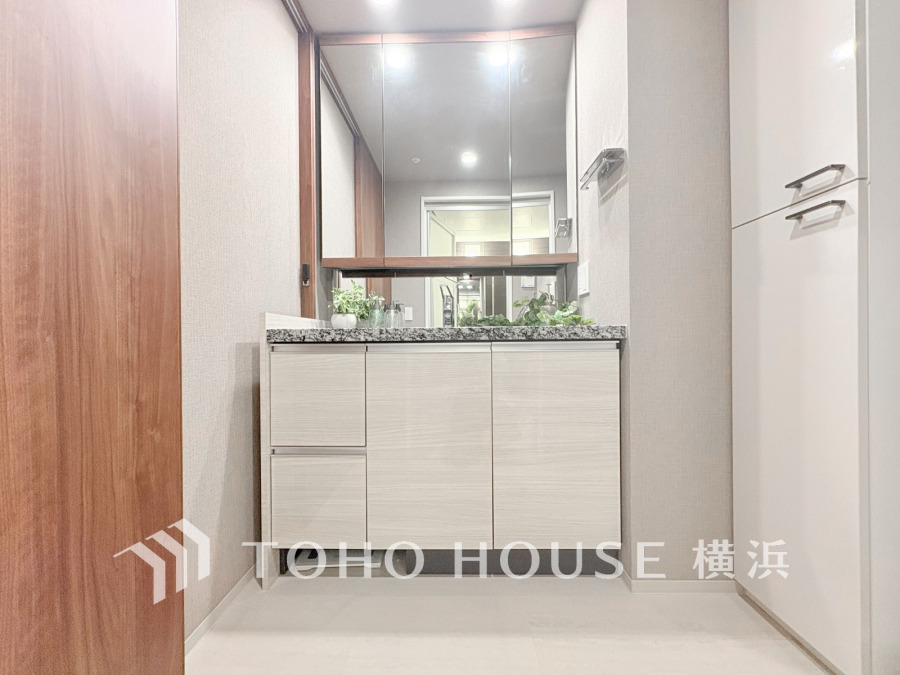 十分な大きさの洗面台は、身だしなみチェックや歯磨きなど、朝の慌ただしい時間でも余裕とゆとりを感じて頂けます。