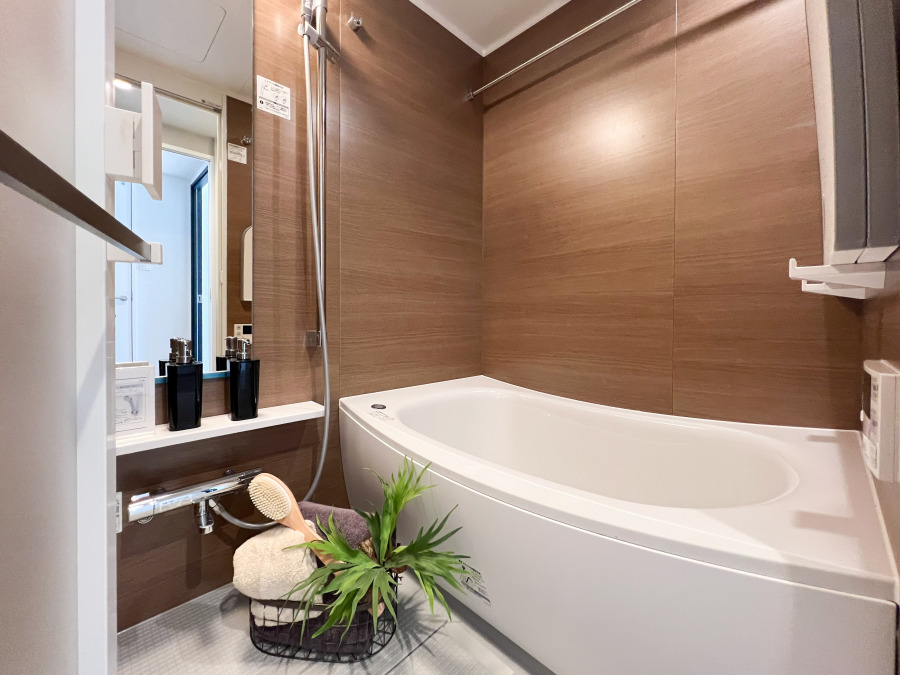 ダークブラウンの壁がアクセントになり、上品な印象の浴室。ゆったりのんびり…上質なくつろぎタイムをお過ごしください…☆