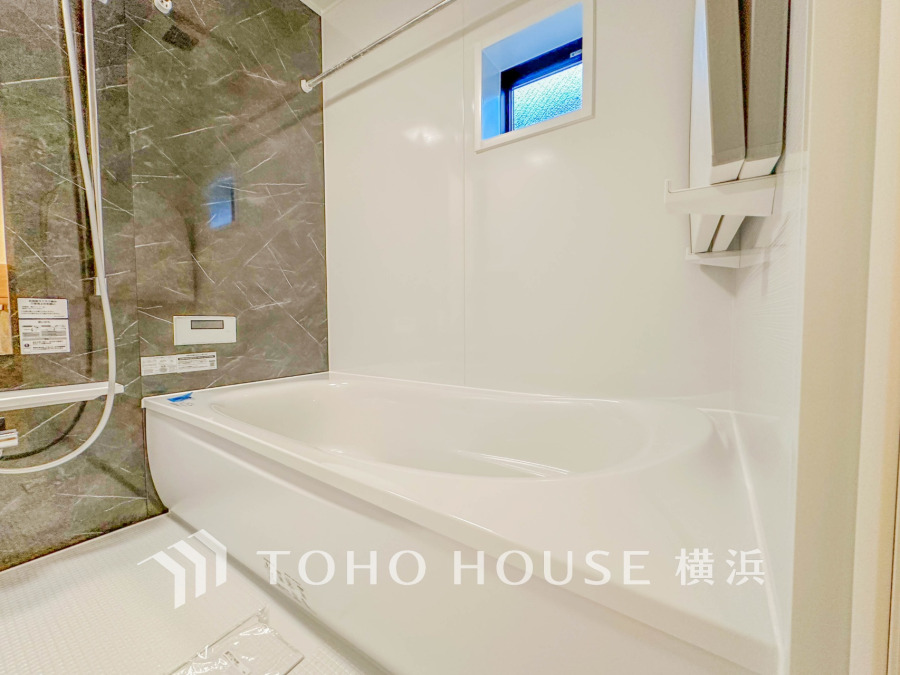 1日の疲れを癒すバスルームは、心地よいリラックスを叶える清潔感溢れる美しい空間です。心からゆったりと寛いでいただけるよう、ゆとりのスペースを確保してます