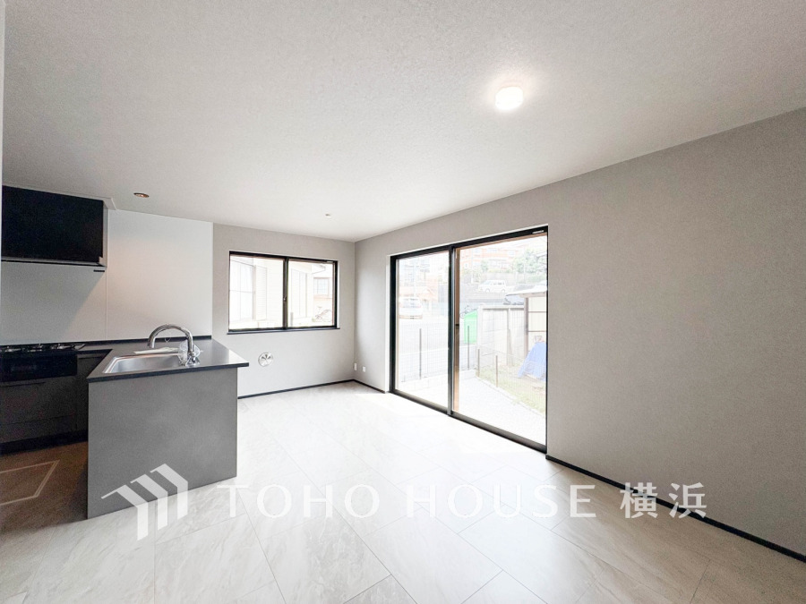 広々としたリビングダイニングは、シックでモダンな内装。落ち着いた雰囲気に包まれて、伸びやかな空間の中で、ゆったりと家族団らんのひとときを過ごせます。