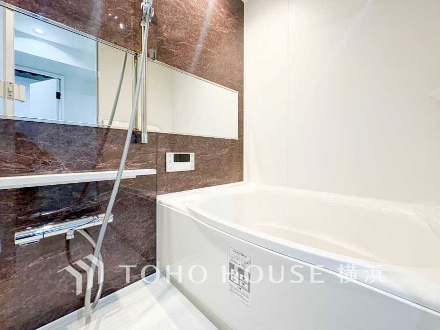 上質が感じられるカラーリングで、清潔な空間美を実現。一日の疲れが癒される優雅なバスタイムを堪能できるゆとりあるバスルームです。