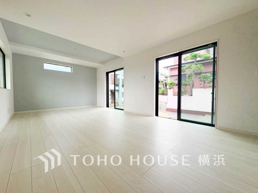 開放的な広さと３面採光がもたらす、光溢れ豊かな居住空間はこの住まいのクオリティを感じさせてくれます。豊かな時間が流れるこの場所に暮す喜び