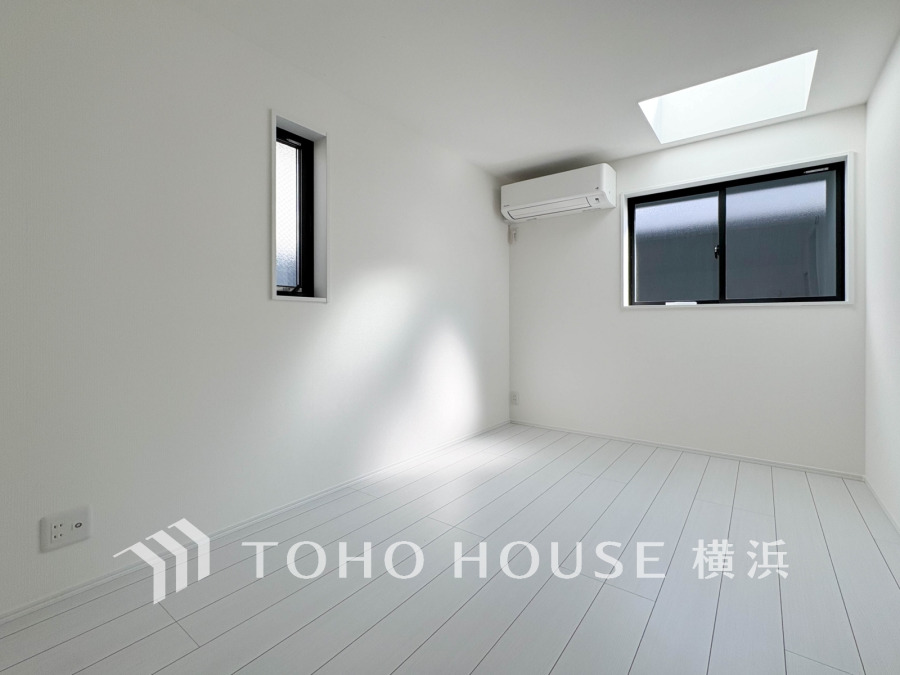 トップライトを設けた明るくのびやかな空間。広がって零れ落ちる光のシャワーはお部屋をゆたかに彩り、自分らしい快適な時間と空間をやわらかに演出してくれます。