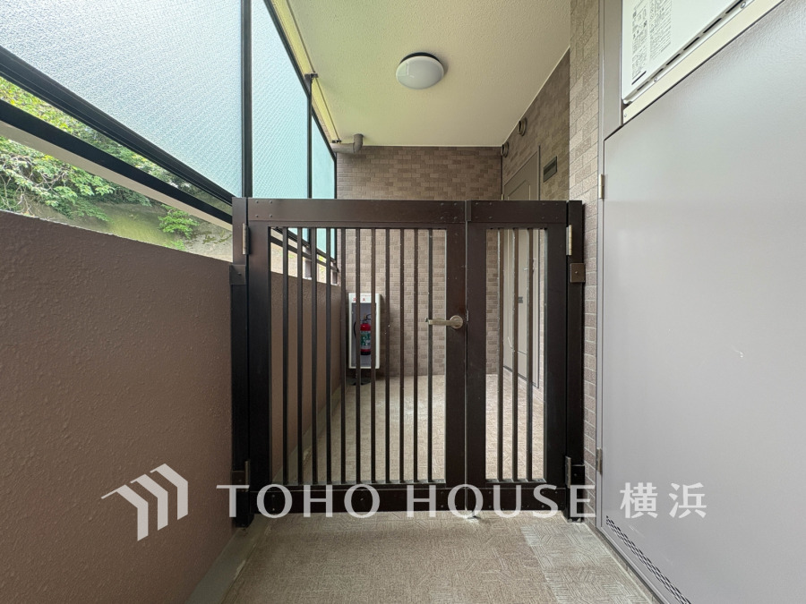 住居の独立性を高める玄関ポーチ付き。プライバシーと防犯面に配慮した設計です。