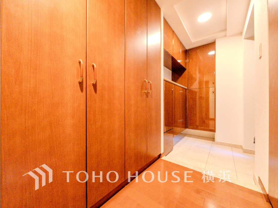 大容量の収納が備わった明るく清潔感のある玄関スペース。効率的な動線で使いやすさを追求しています。