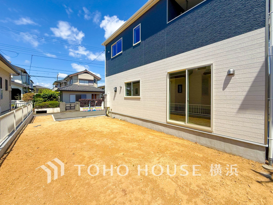 日当たり良好な広々とした庭付き。青空の下で快適な暮らしを実現できるお住まいです。