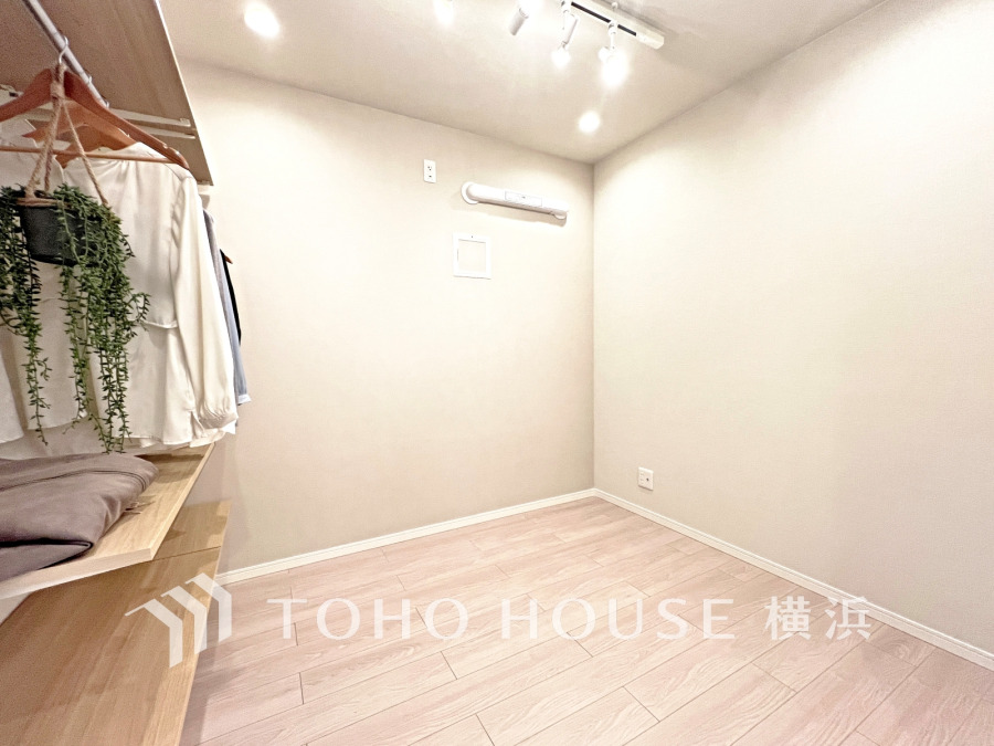 1日の疲れを癒し、心地よく寛げるようゆったりとした広さを確保しています。プライベートタイムをより優雅に穏やかに…。落ち着いた雰囲気を紡ぎます。洋服など小物は販売価格に含まれません。