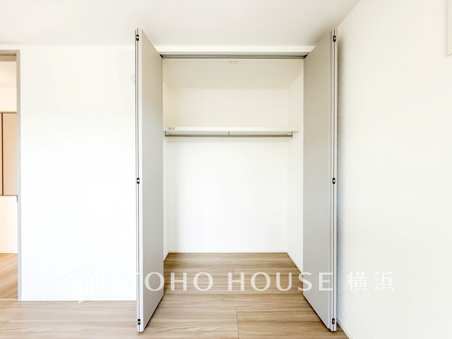 シンプルで使いやすい大型クローゼット。棚とハンガーパイプ付きで収納力抜群、すっきりと整理整頓が可能です。