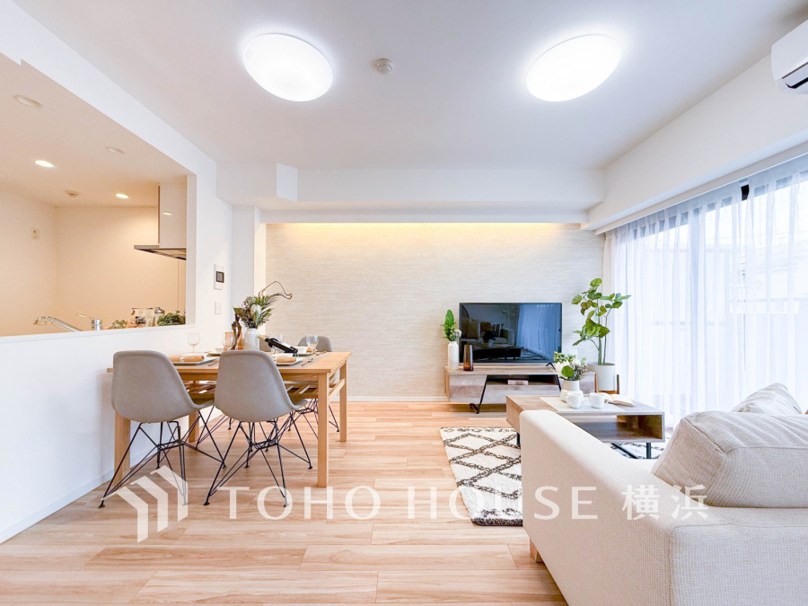 明るい自然光が差し込む、開放感あふれるリビングダイニング。ナチュラルな木目が温かみを演出します。