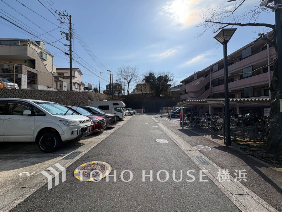 ゆとりをもった空間設計の駐車場。マイペースで落ち着いて車庫入れできそうです。空状況は都度確認させて頂きます。