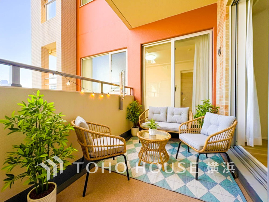 暮らしの中で光と風を演出してくれるバルコニー、見事なまでの開放的な空間を演出しながら、プライベート性も確保された空間は我が家の自慢です。（家具はAI加工です）