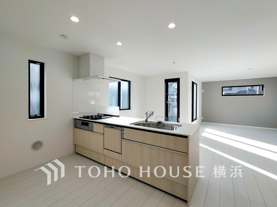 機能性とデザイン性を兼ね備えたシステムキッチン。リビングとの一体感も考慮され、美しい空間が実現。
