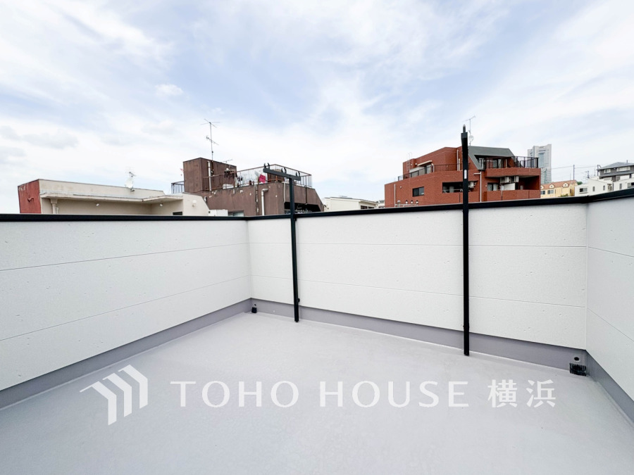暮らしの中で光と風を演出してくれるバルコニー、見事なまでの開放的な空間を演出しながら、プライベート性も確保された空間は我が家の自慢です。