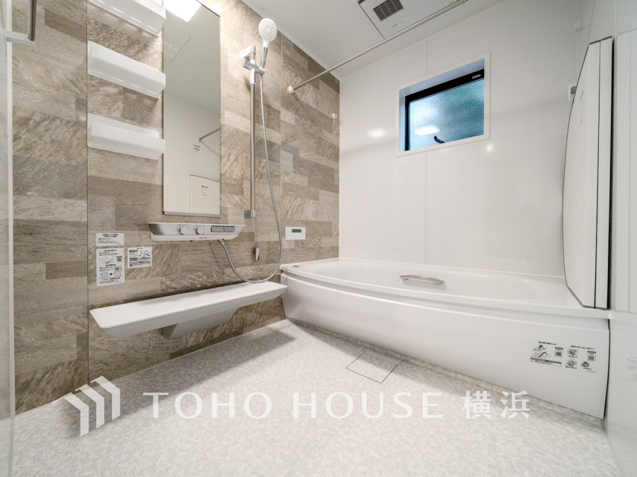 上質が感じられる質感とカラーリングで、清潔な空間美を実現。一日の疲れが癒される優雅なバスタイムを堪能できるゆとりあるバスルームです。