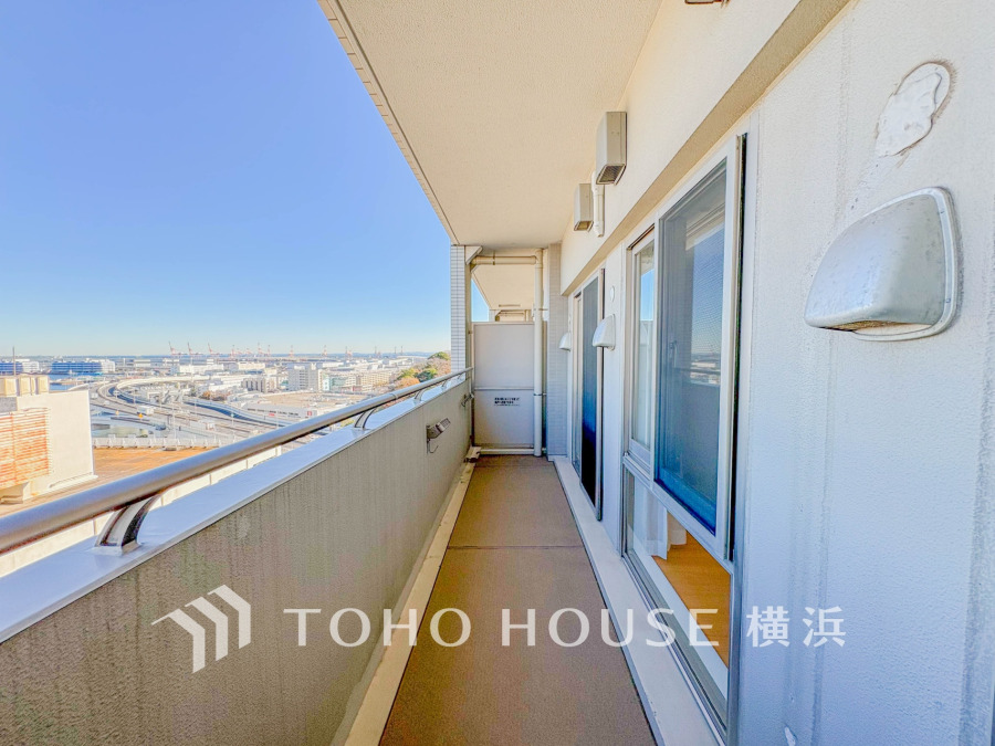 開放感あふれるバルコニーからは、横浜の街並みと海が一望できる快適な空間です。