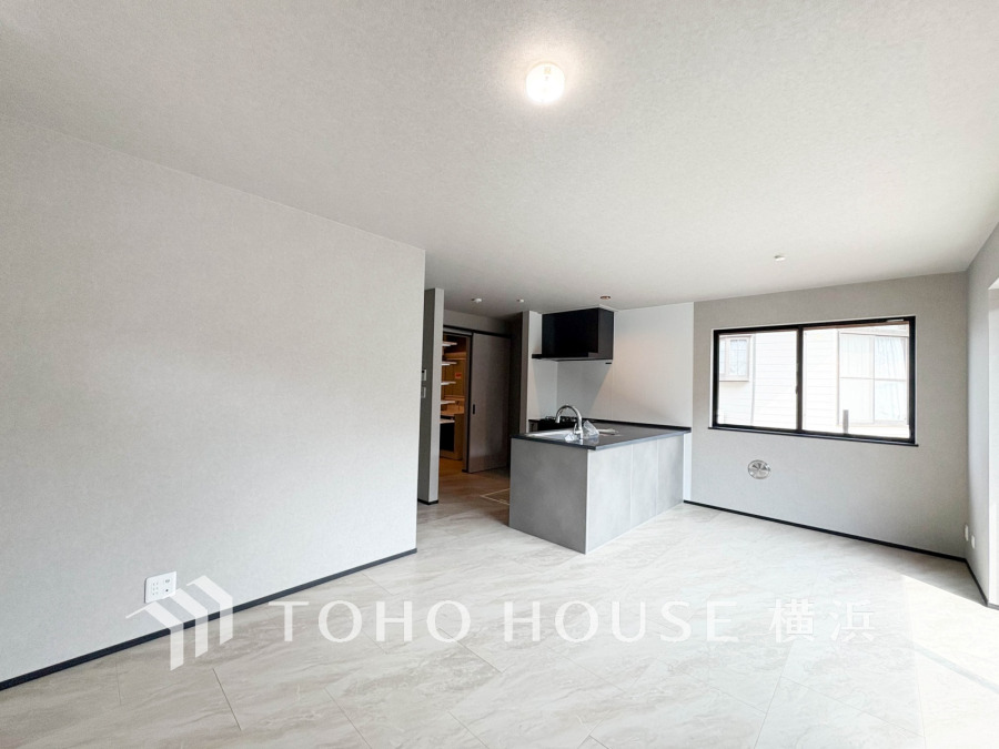 明るく開放的な空間が広がるLDK。室内には豊かな陽光が注ぎ込み、爽やかな住空間を演出。ホームパーティーでもゲストと一緒に料理を楽しみながら楽しい時間を過ごせそう。