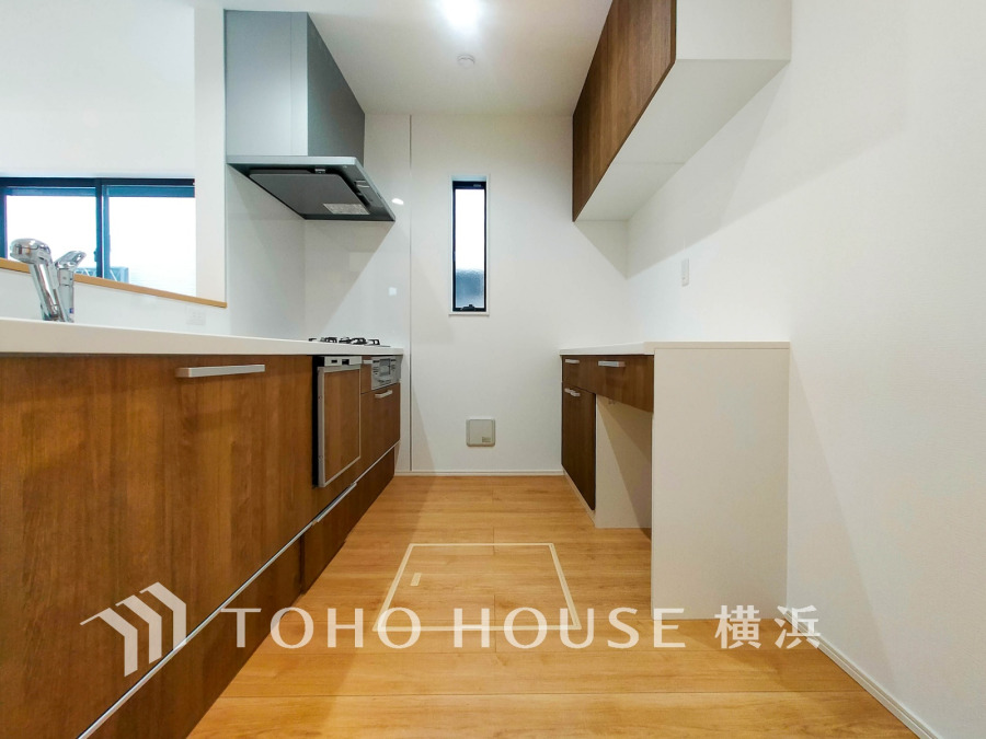 洗練されたハイグレードなキッチンの背面には、カップボードを標準装備にいたしました。キッチン内の収納には重宝する筈です。