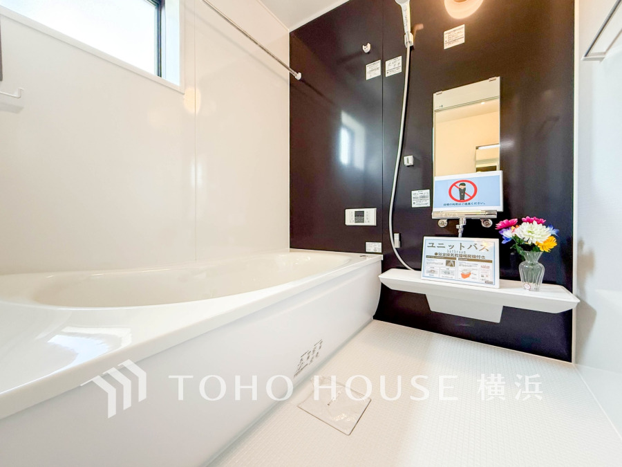 心地よいリラックスを叶える清潔感溢れる美しい空間。快適で機能的なバスルームです。
