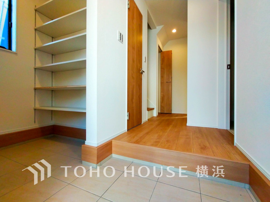 清潔感溢れる玄関がお出迎えする本邸宅の物語は、ここから始まる日常を期待させます。この場所には「希望」と「優越」で包み込んでくれる「特別」な空間があります。