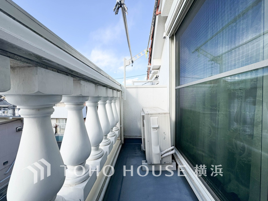 暮らしの中で光と風を演出してくれるバルコニー、見事なまでの開放的な空間を演出しながら、プライベート性も確保された空間は我が家の自慢です。