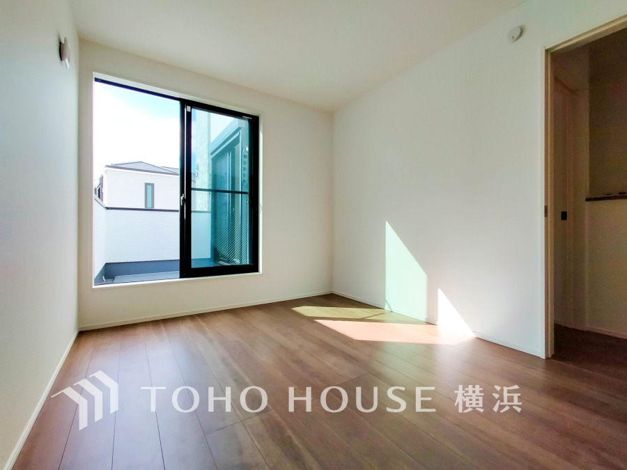 1日の疲れを癒し、心地よく寛げるようゆったりとした広さを確保しています。プライベートタイムをより優雅に穏やかに…。落ち着いた雰囲気を紡ぎます。