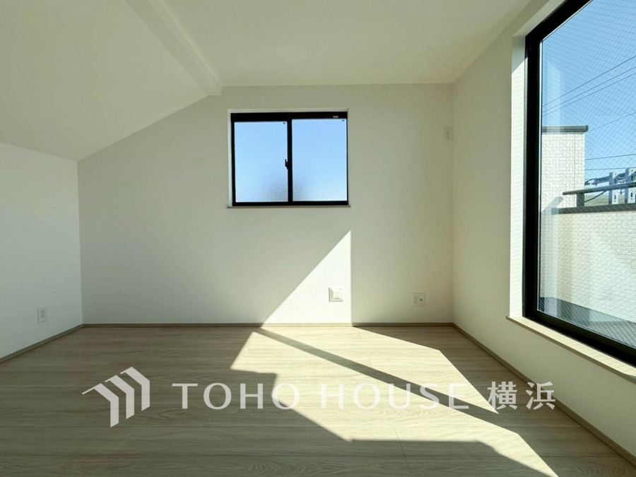 穏やかな風と陽光を導き、プライバシーに配慮された設計プランを採用し、居住性を一段と心地よいものにしています。明るく開放的な空間を演出しております。