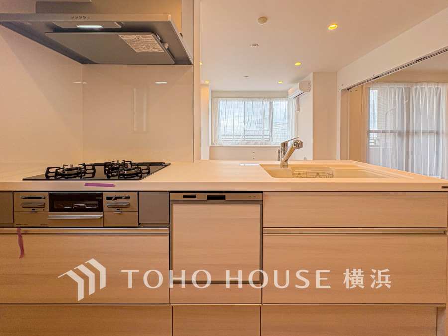 手元の収納から、足元の収納までが全てスライド式で、奥のスペースまで有効に活用できます。奥まで上から見渡せるので、たまにしか使わない調理器具もサッと取出せます。