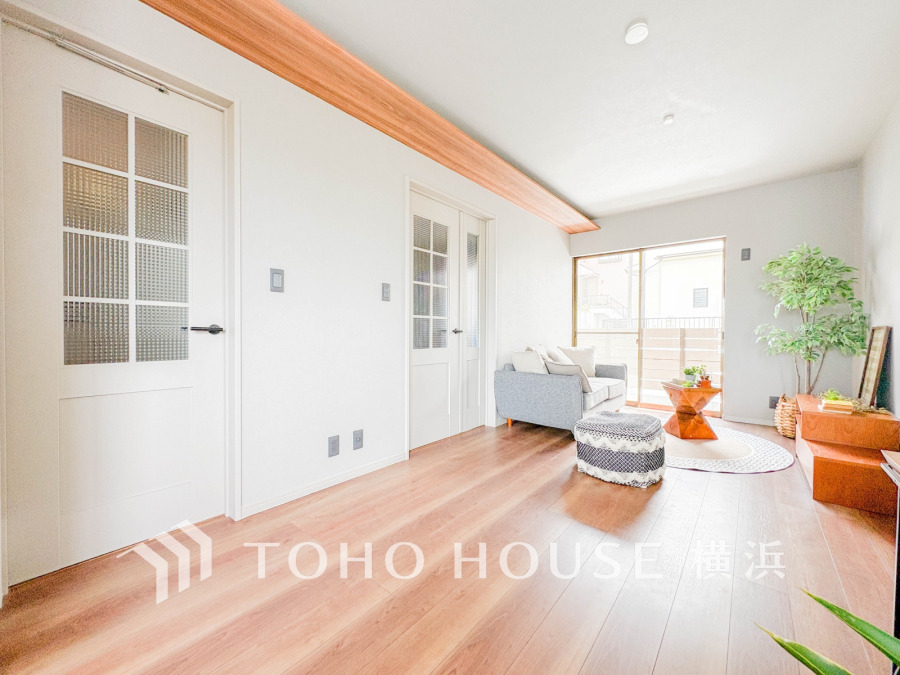 広々としたリビング・ダイニングは、光が広がるシンプルさがお洒落な内装。落ち着いた雰囲気に包まれて、伸びやかな空間のなかで、ゆったりと家族団らんのひとときを過ごせます。