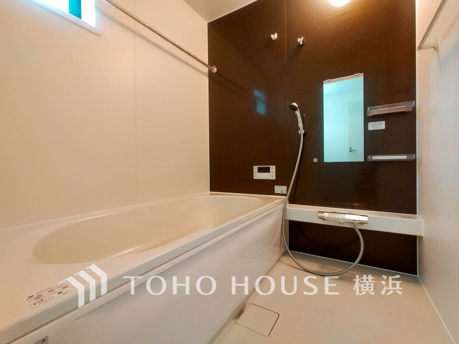 心地よいリラックスを叶える清潔感溢れる美しい空間。快適で機能的なバスルームです。
