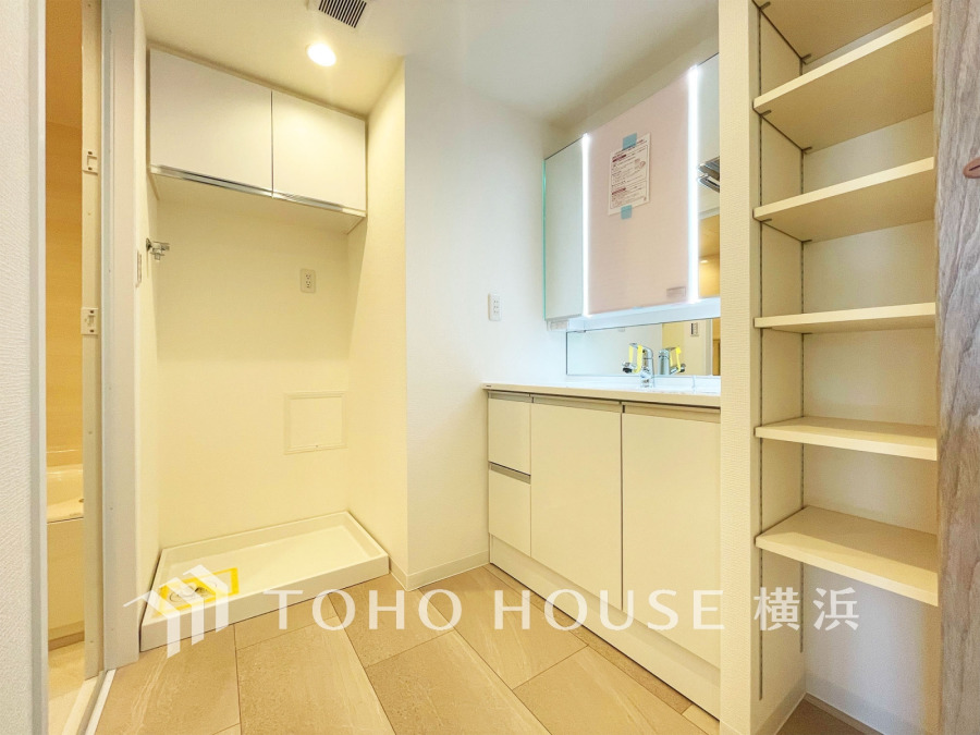 ゆったり落ち着いてお使い頂ける広さが魅力の洗面所。収納も充実しています。
