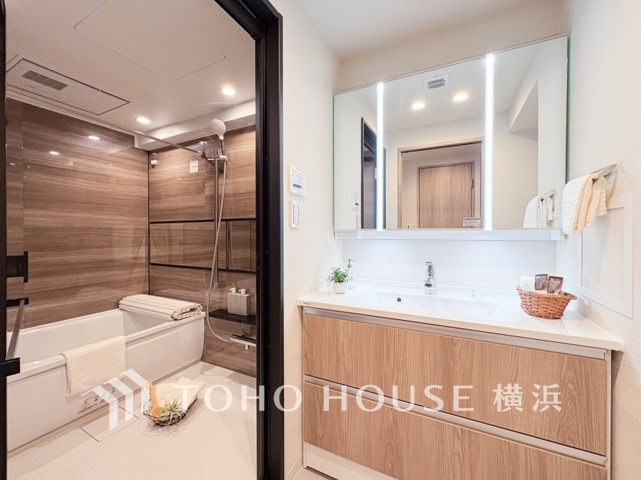 十分な大きさの洗面台は、身だしなみチェックや歯磨きなど、朝の慌ただしい時間でも余裕とゆとりを感じて頂けます。