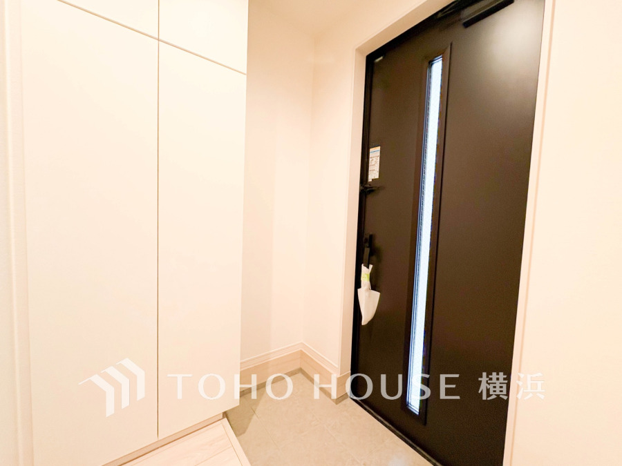 豊かなプライベートタイムへ誘うモダンテイストな玄関。デザインや素材が美しい調和を奏でている空間。入ってすぐに洗面台もあるので、帰宅後すぐに手洗いができるのも嬉しい清潔なスタイル。