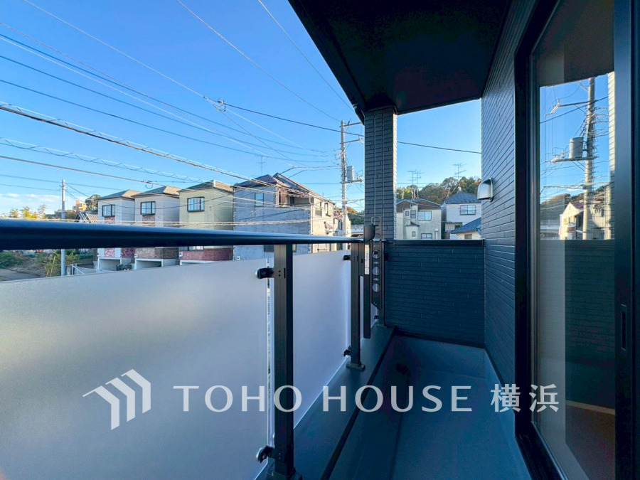 リビングと繋がるバルコニーが、暮らしの中での光と風を演出してくれています。見事なまでの開放的な空間をお楽しみください。