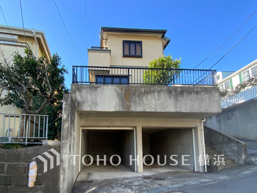 その邸が魅せる、気品・上質・重厚感・極細やかさ、そのすべては訪れた者に安らぎと品性を与える特別な空間です。ここに住むからこそ意味がある。すべての（始まり）をここから迎えます