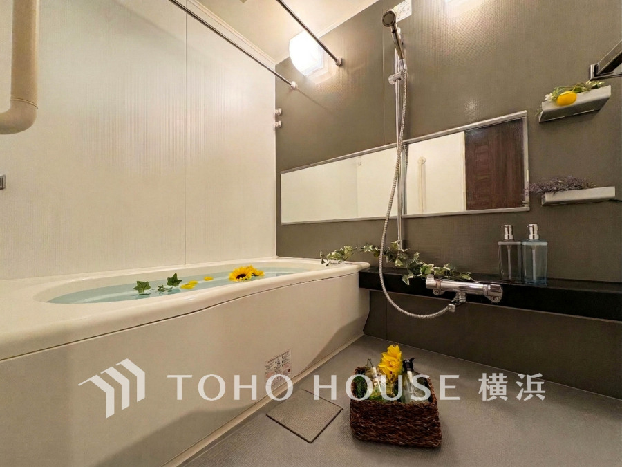 上質が感じられるカラーリングで、清潔な空間美を実現。一日の疲れが癒される優雅なバスタイムを堪能できるゆとりあるバスルームです。