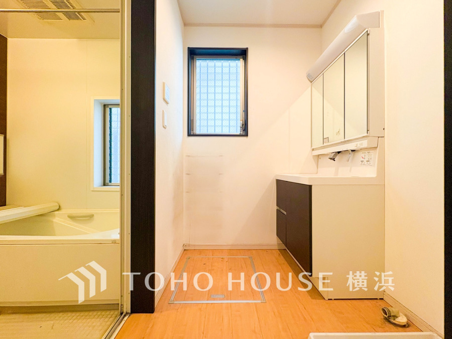 清潔感ある洗面スペースとゆったりとした浴室。自然光が差し込み、快適な日常をサポートします。