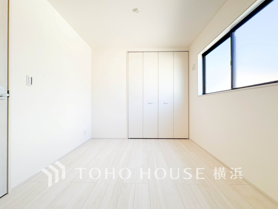 明るい自然光が差し込むシンプルで清潔感のある洋室。収納も充実し使い勝手良好です。