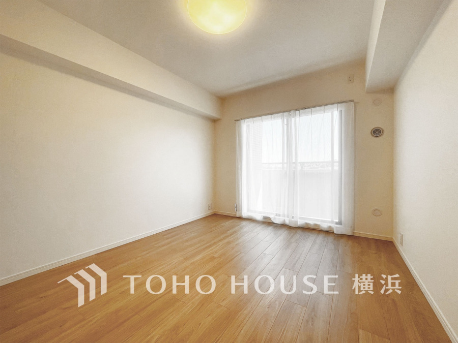 ひとりの時間をゆったり過ごしたり、静かな環境で趣味に打ち込んだり、自分時間を快適に過ごすプライベートルーム。大きな窓で彩られた空間は、心地よい風と伸びやかな眺めを愉しむ特等席に。