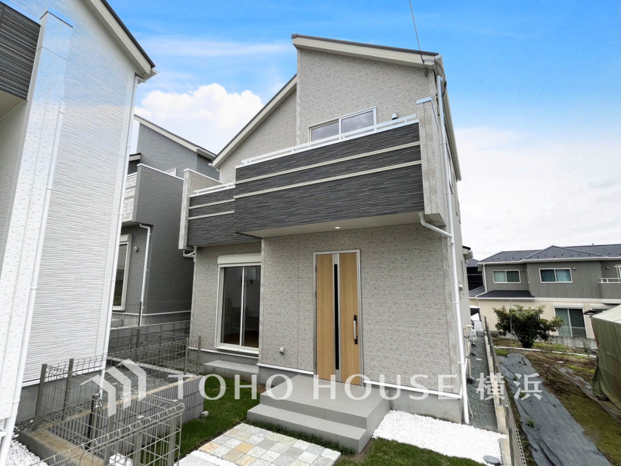 住む人を映し出す洗練された佇まいは、いつまでも輝き続けながらいつしか街の風景に溶け込んでいきます。