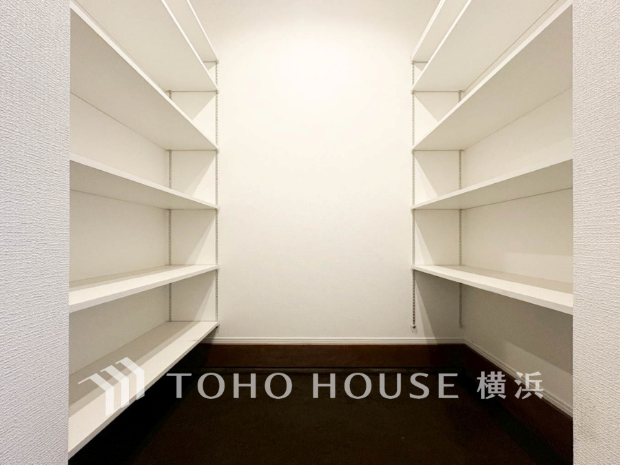 収納力抜群のシューズインクローゼット。両側に棚があり、整理整頓しやすい快適な収納空間です。