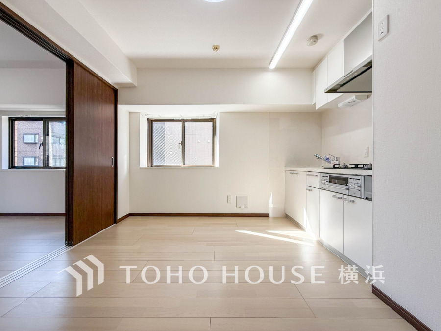 光と風が溢れる開放的なダイニングキッチンには自然と家族みんなが集まってきます。明るく穏やかな空気の中で飲んだり、食べたり、笑ったり。